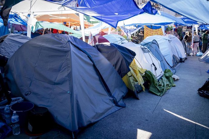 Acampada por la vivienda, en la Puerta del Sol, a 8 de octubre de 2026, en Madrid (España). 