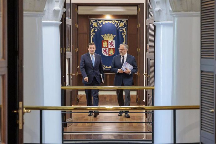 Fernández Mañueco y Pollán se dirigen a la Sala de Mapas para presentar el proyecto de presupuestos de la Comunidad para 2027