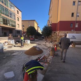 El alcalde de Soria visita las obras del casco viejo de la ciudad.