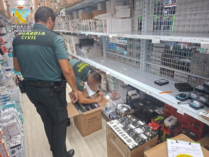 Agente de la Guardia Civil en un establecimiento.