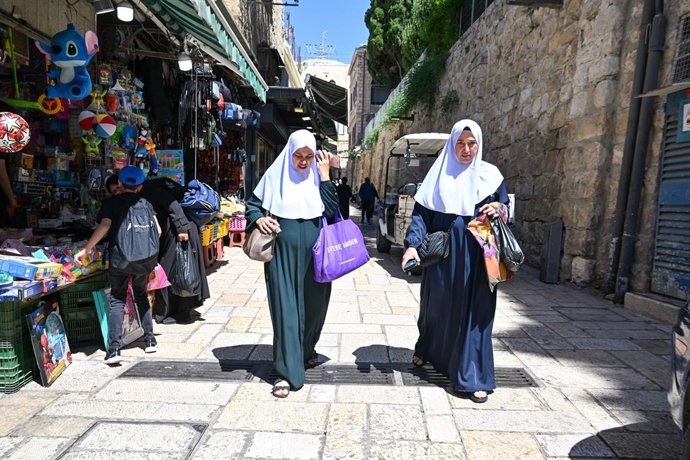 Archivo - Arquivo - 29 de julho de 2026, Jerusalém, Israel: JERUSALÉM LESTE - 29 de julho de 2026: Uma visão geral da vida cotidiana no Bairro Muçulmano da Cidade Velha de Jerusalém, enquanto moradores e visitantes circulam pelas ruas históricas próximas 