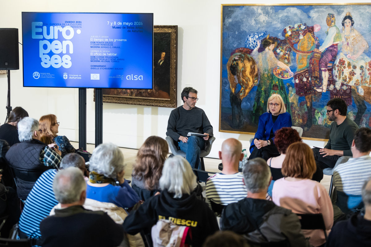 Coloquio Europenses ante el público de un museo.