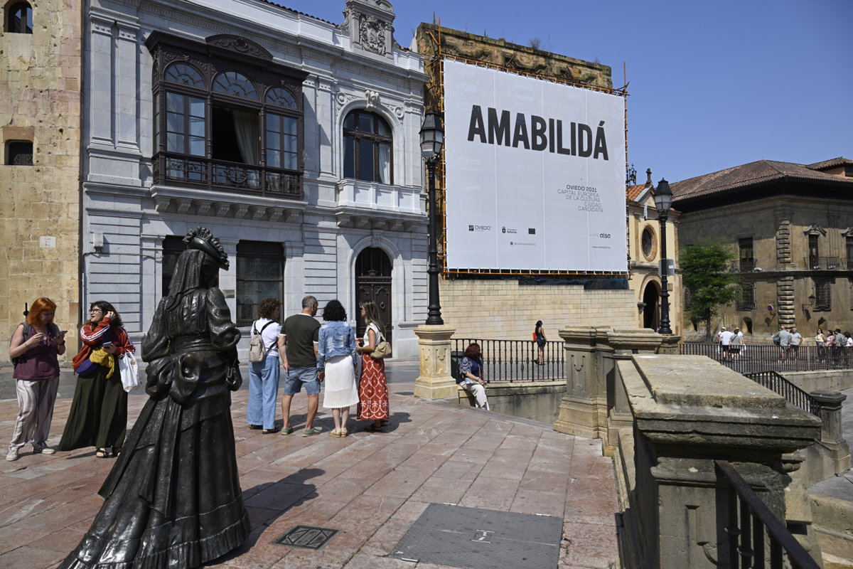 Lona de Amabilidá en un edificio del centro de Oviedo.