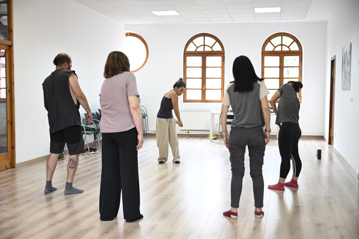 Grupo en un taller de movimiento y danza.