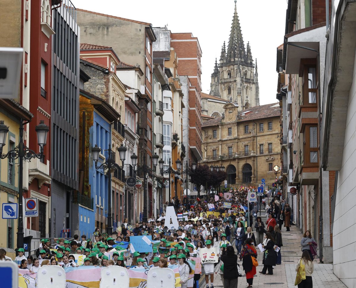 Marcha de escolares por una calle de Oviedo, con la catedral al fondo.