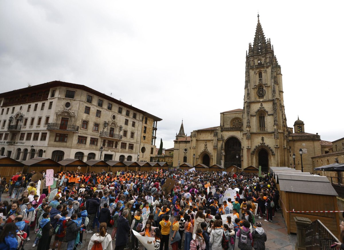 Escolares concentrados en la plaza de la Catedral de Oviedo.