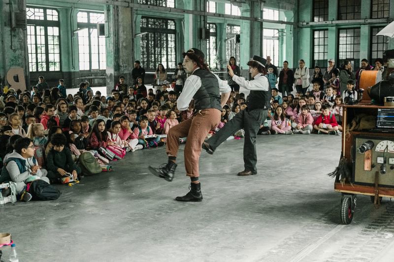 Espectáculo para escolares en una nave industrial.