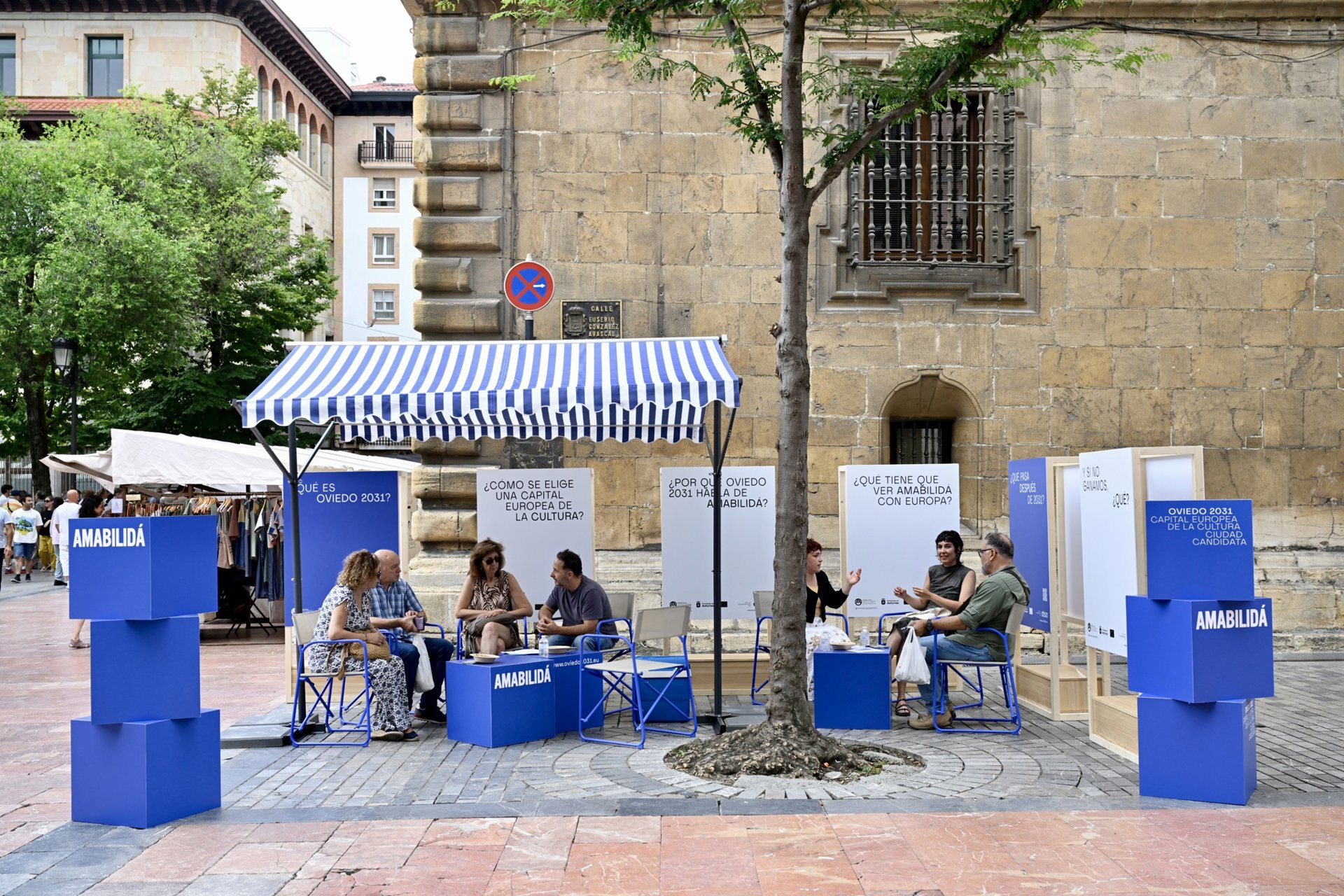 Punto de conversación de Amabilidá en una plaza de Oviedo.