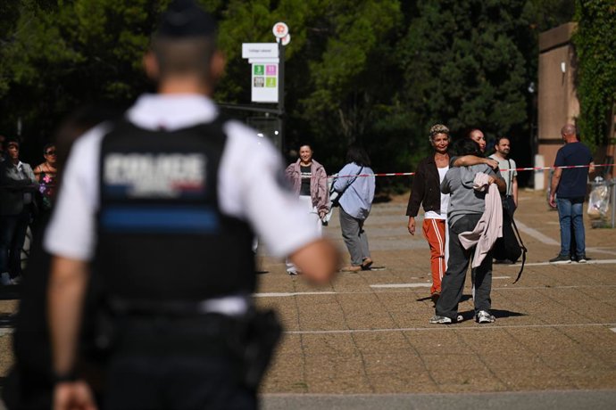 12 de outubro de 2026, Aubagne, Bouches-du-Rhône, França: O diretor da escola secundária Lakanal, em Aubagne, e uma professora foram feridos por um tiro de espingarda, em 12 de outubro de 2026.