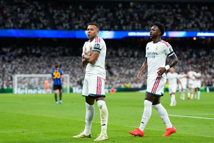 Archivo - Kylian Mbappé Vinícius Júnior (Real Madrid CF) celebran un gol en la Champions League 2026-27.