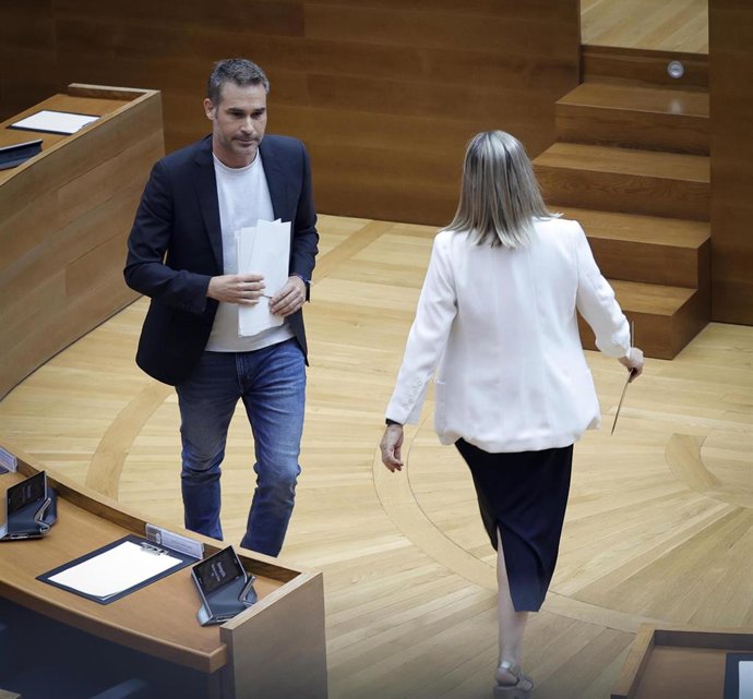 La consellera de Educación, Cultura y Universidades, Carmen Ortí, y el diputado de Compromís Gerard Fullana