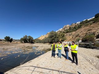 La delegada de la Junta de Andalucía en la provincia de Cádiz, Mercedes Colombo, en una visita a obras en el cauce del río Guadalete a su paso por Arcos de la Frontera.