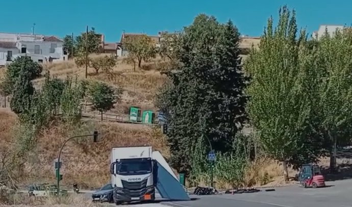 El Tráfico Ya Ha Quedado Restablecido En La Carretera A-4002 De El Fargue, En Granada Capital, Tras Registrarse Este Martes El Siniestro De Un Camión Que Ha Perdido Parte De La Carga Que Transportaba Y Que Estaba Integrada Por Granadas De Mortero.