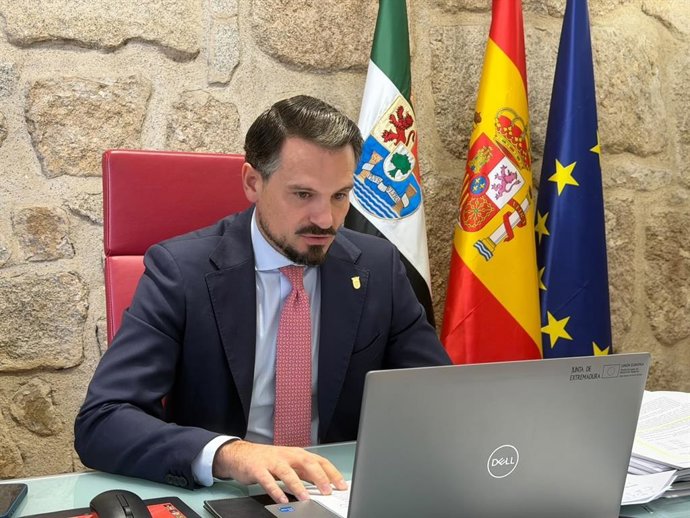 El vicepresidente y consejero de Presidencia, Coordinación de la Acción de Gobierno, Interior y Emergencias, Abel Bautista, preside el Consejo de Política Local de Extremadura (COPLE)