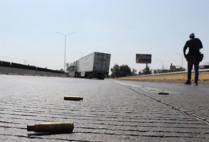 Archivo - BEIJING, Feb. 24, 2026  -- Shell casings are seen on a street in Guadalajara, capital of Jalisco state, Mexico, on Feb. 22, 2026. Mexican military forces killed Nemesio Oseguera Cervantes, alias "El Mencho," the founder and leader of the Jalisco