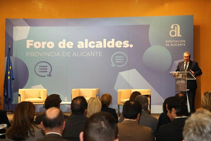 El presidente de la Diputación de Alicante, Toni Pérez (d), durante un Foro de Alcaldes