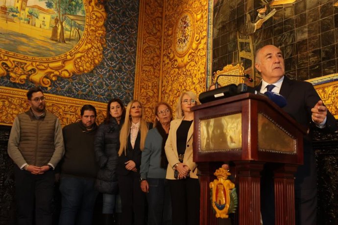Archivo - El alcalde de Algeciras, José Ignacio Landaluce (c), en una comparecencia junto a su antiguo equipo de gobierno. ARCHIVO.