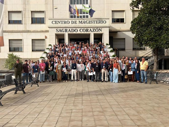 Foto de familia del profesorado y el alumnado asistente, en la sede de Córdoba, a la primera sesión del Plan Diocesano de Formación para miembros de hermandades y cofradías.