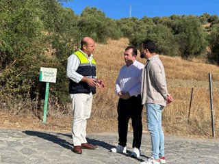 El delegado territorial de Sostenibilidad y Medio Ambiente de la Junta de Andalucía en la provincia de Cádiz, Óscar Curtido, junto al alcalde de El Bosque, Rubén Corrales, en una visita al Camino de los Pescadores.