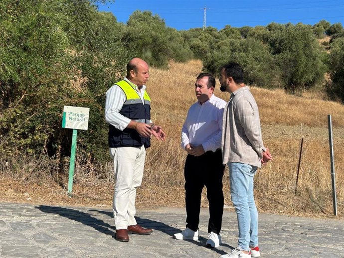 El delegado territorial de Sostenibilidad y Medio Ambiente de la Junta de Andalucía en la provincia de Cádiz, Óscar Curtido, junto al alcalde de El Bosque, Rubén Corrales, en una visita al Camino de los Pescadores.
