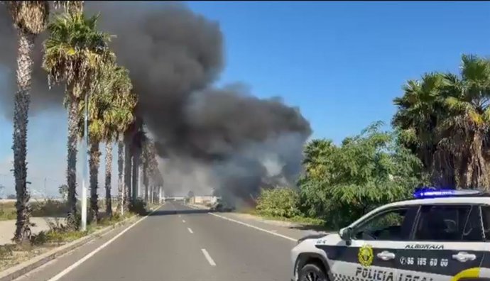 Un incendi de canyes declarat este dimarts ha obligat a tallar la circulació en la CV-312, via d'accés a la V-21, en sentit cap a la localitat valenciana de Sagunt.