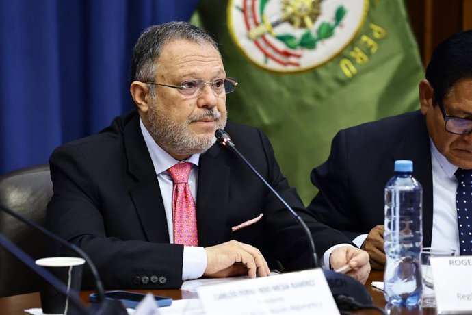 Perú.- Comisión de Constitución del Senado continuará mañana martes debate sobre facultades
