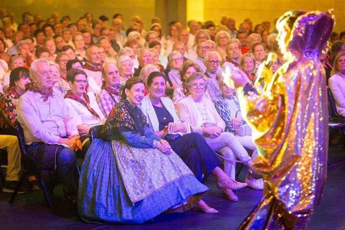 La alcaldesa de Zaragoza, Natalia Chueca, comparte el espectáculo 'El Pilar con nuestros mayores'