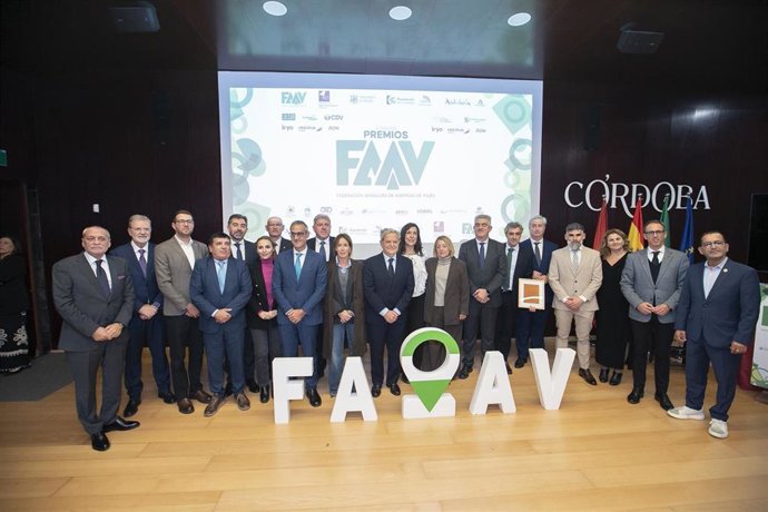 Archivo - Granada tiene previsto reunir este jueves al sector turístico en los V Premios Andaluces de Agencias de Viajes