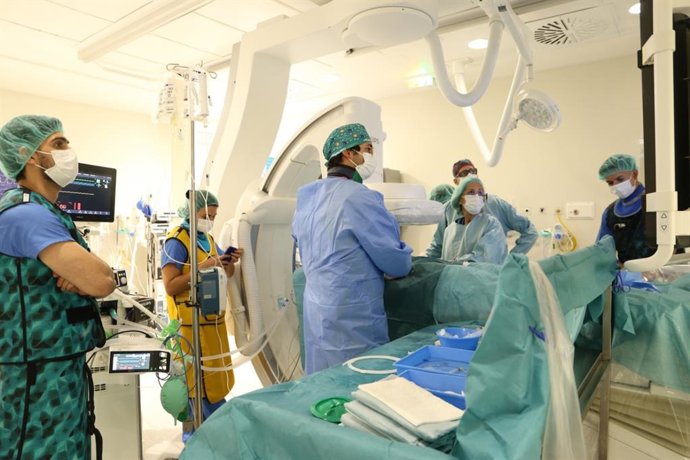 Profesionales del Vall d'Hebron en el quirófano.