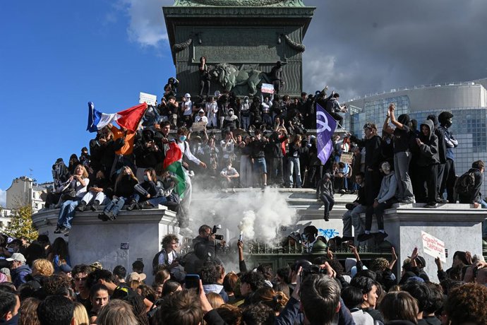 08 October 2026, France, Paris: French high school students occupy the Bastille statue during a protest against poor learning conditions, teacher shortages, overcrowded classrooms, and severe underfunding in public education. Photo: Julien Mattia/Le Picto