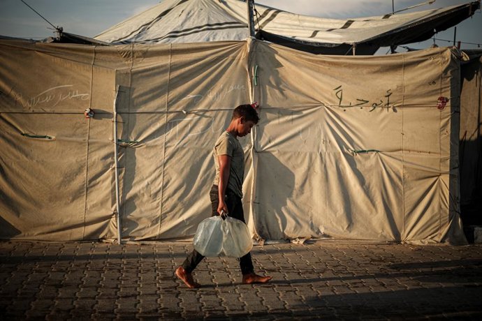 13 de outubro de 2026, Cidade de Gaza, Faixa de Gaza, Território Palestino: Os palestinos realizam suas atividades diárias na Cidade de Gaza em meio à destruição generalizada e às difíceis condições de vida decorrentes de anos de conflito entre Israel e o