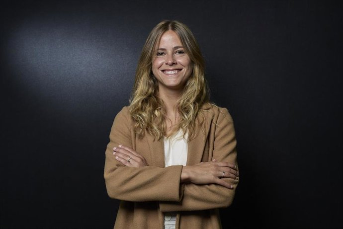 Archivo - La diputada en el Congreso por Vizcaya, Bea Fanjul, posa sosteniendo para Europa Press en la sede del PP, a 22 de octubre de 2021, en Madrid, (España). 