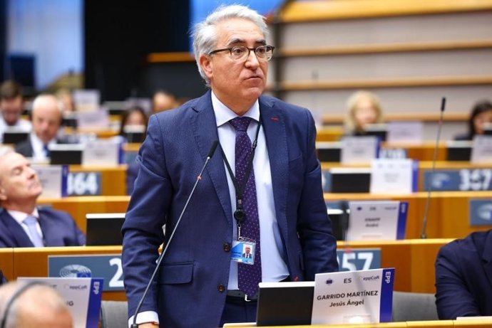 El director general de Fondos y Relaciones con la UE, Jesús Ángel Garrido, ha presentado la exposición ‘AutorIA. La Rioja, tierra del español’ ante las instituciones europeas, durante su intervención en el 173.º Pleno del CdR