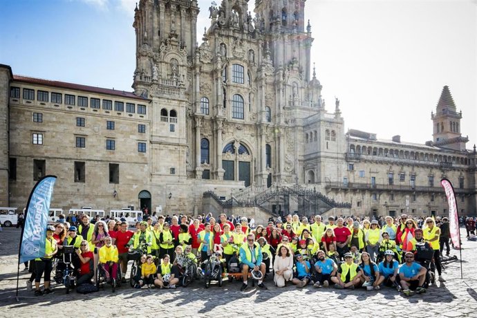 Foto de familia de los participanrtes del Camino de Santiago con la Fundación También