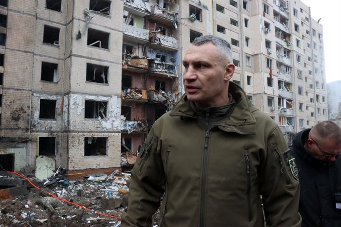 Archivo - 02 January 2024, Ukraine, Kyiv: Kyiv city head Vitali Klitschko speaks to the press outside a residential building in the Solomianskyi district damaged in the large-scale Russian missile attack. Photo: -/Ukrinform/dpa