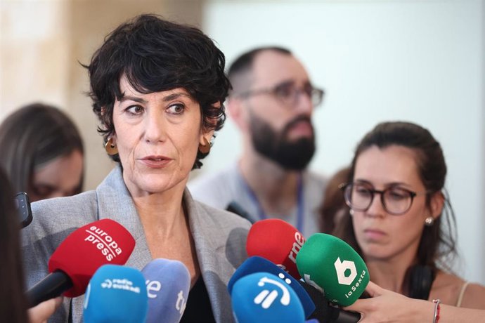 La ministra de Inclusión, Seguridad Social y Migraciones, Elma Saiz, atiende a los medios tras reunirse con las consejeras con competencias en materia migratoria del País Vasco y Castilla-La Mancha, a 1 de octubre de 2026, en Madrid (España).