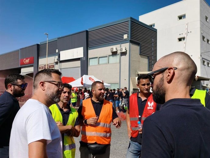 El portavoz de Adelante Andalucía, José Ignacio García, junto con los trabajadores de Persán.