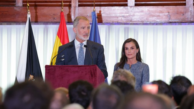 Los Reyes mantienen un encuentro con una representación de la sociedad ceutí en el Parador de Ceuta.