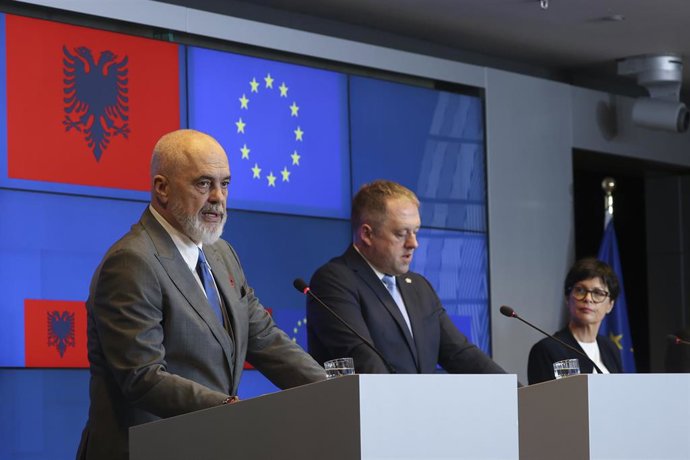 De izquierda a derecha, el primer ministro de Albania, Edi Rama; el ministro de Estado irlandés para Asuntos Europeos y Defensa, Thomas Byrne; y la comisaria europea de Ampliación, Marta Kos.