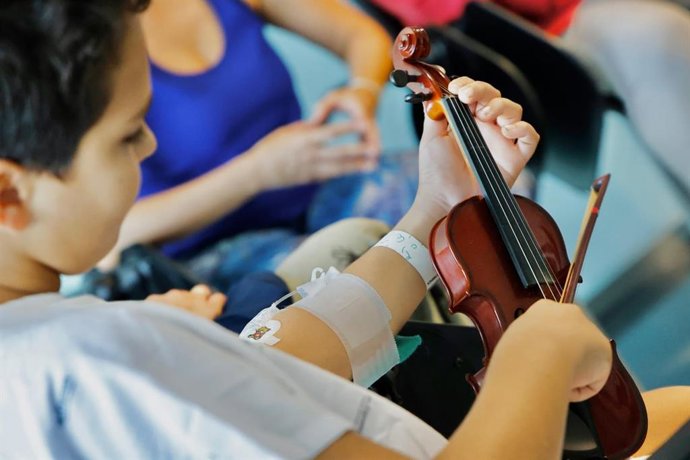 La Orquesta Sinfónica de Baleares inicia sus visitas musicales a la Unidad de Pediatría del Hospital Son Espases