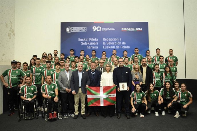 La vicelehendakari y consejera de Cultura y Política Lingüística del Gobierno Vasco, Ibone Bengoetxea, en el Centro Vasco Laurak Bat de Buenos Aires, en la recepción oficial ofrecida por el Gobierno Vasco a la Selección de Euskadi de Pelota