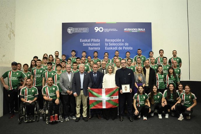 La vicelehendakari y consejera de Cultura y Política Lingüística del Gobierno Vasco, Ibone Bengoetxea, en el Centro Vasco Laurak Bat de Buenos Aires, en la recepción oficial ofrecida por el Gobierno Vasco a la Selección de Euskadi de Pelota
