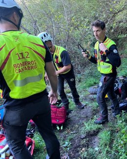 Los servicios de rescate portean a un motorista herido en Camaleño