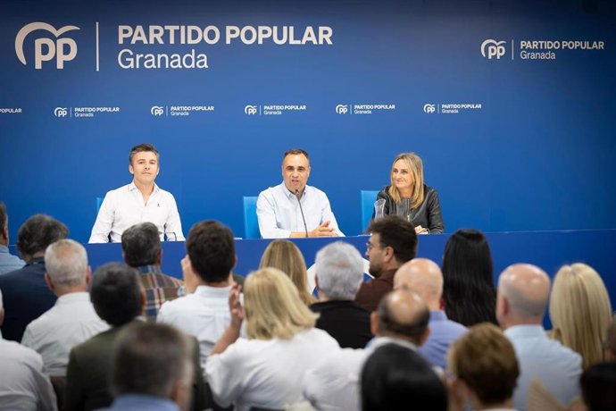 El Comité Ejecutivo Provincial del PP de Granada, presidido por Francis Rodríguez, ha designado a Jorge Saavedra coordinador de la campaña para las próximas elecciones generales.  Ambos en la imagen junto a la alcaldesa de la capital, Marifrán Carazo