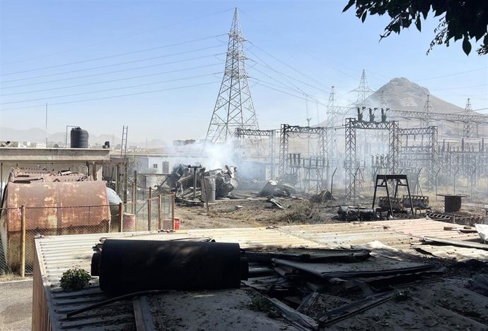 Archivo - Colas de humo tras un bombardeo contra una estación de electricidad en Saná, Yemen (archivo)