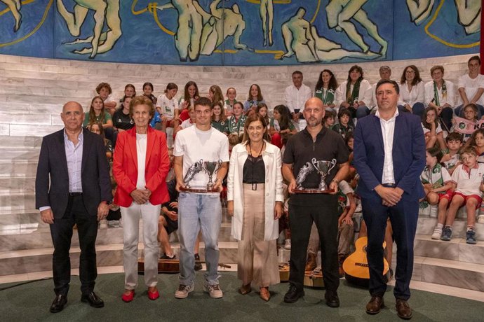 La presidenta de Cantabria, María José Sáenz de Buruaga, asiste a la entrega de la 49 edición del Trofeo Chisco, concedido a Peio Canales y José Alberto López