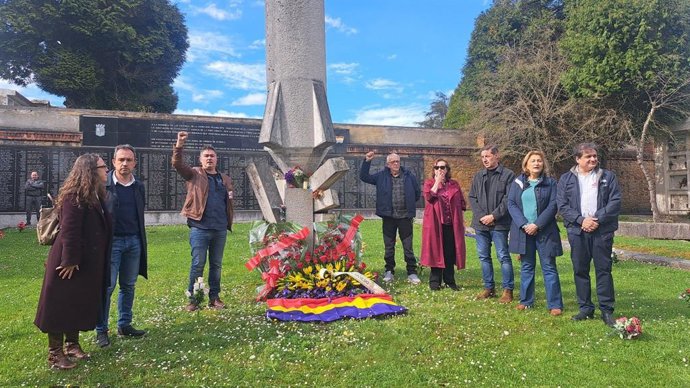 Archivo - El consejero de Ordenación de Territorio, Urbanismo, Vivienda y Derechos Ciudadanos, Ovidio Zapico, en la fosa común del cementerio de Oviedo.