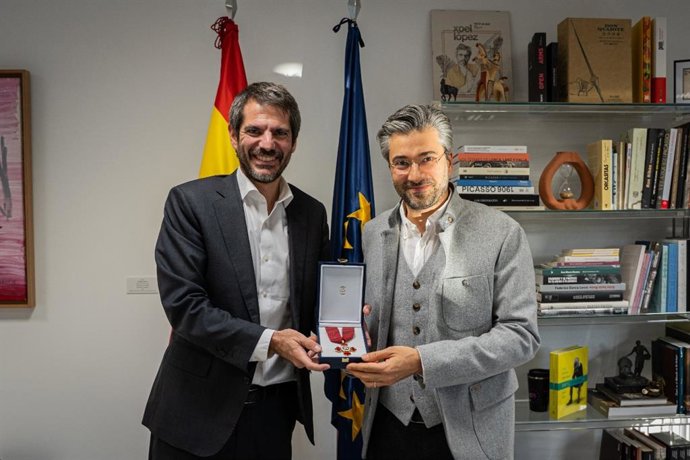 El ministro de Cultura, Ernest Urtasun, impone la Encomienda de Alfonso X el Sabio al director de orquesta David Afkham