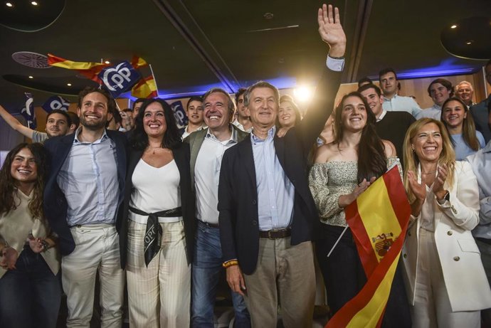 El presidente del Partido Popular, Alberto Núñez Feijóo (c), interviene en un acto junto al presidente del PP de Aragón, Jorge Azcón (3i), y el presidente del PP de Huesca, Isaac Claver (1i).