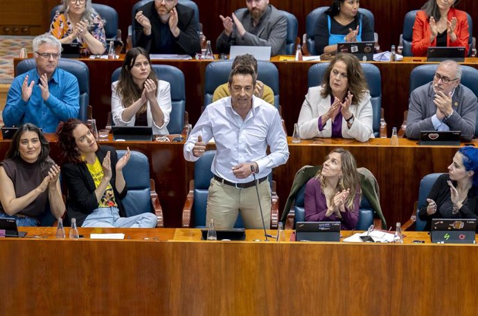 Archivo - El diputado de Más Madrid, Emilio Delgado (c), durante el Pleno de la Asamblea de Madrid, a 9 de abril de 2026, en Madrid (España). 